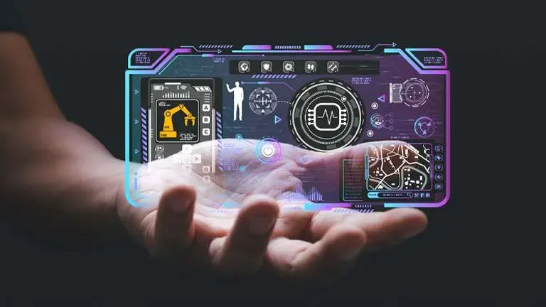 Una mano aperta sostiene un'interfaccia olografica con i comandi di una linea di produzione automatizzata