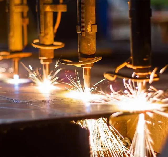 Macchinario di produzione industriale in funzione con scintille di saldatura