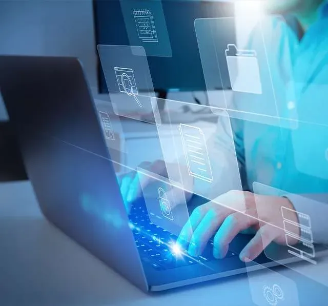 Operatore che utilizza un software ERP su laptop