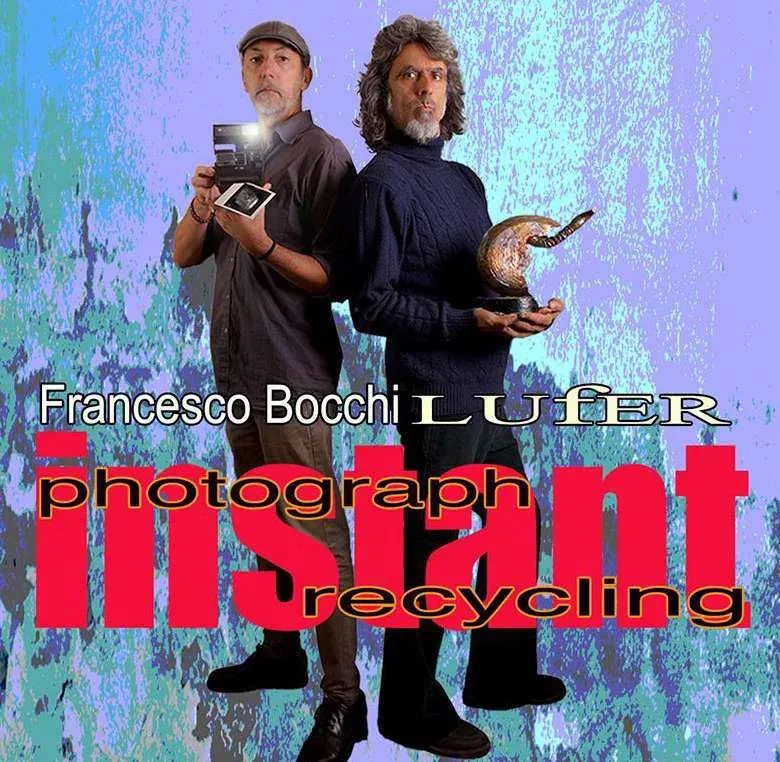 Locandina della mostra «Instant - photograph recycling» con Francesco Bocchi, che tiene una macchina fotografica istantanea, e LUfER, che tiene una sua scultura