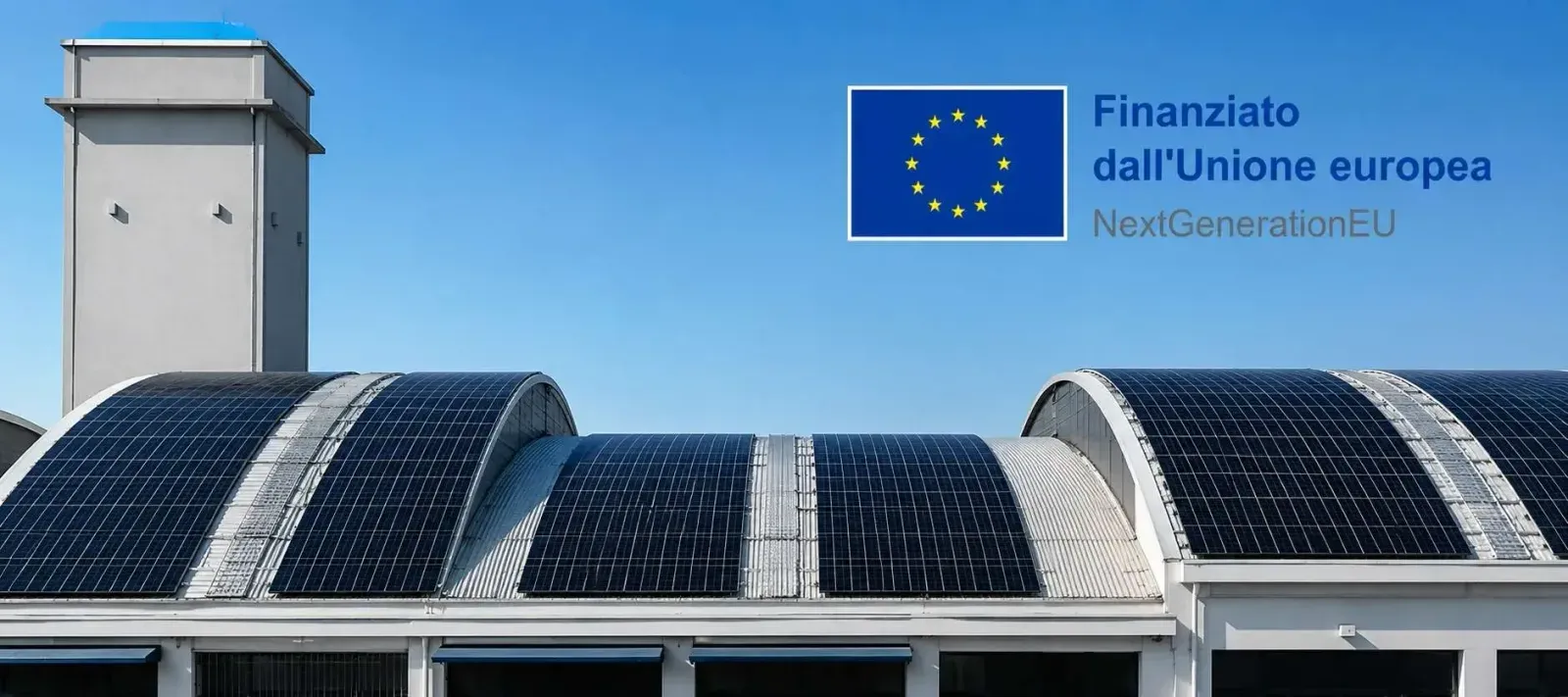 Pannelli fotovoltaici sulle coperture curve della sede Azeta di Baganzola, con il logo «Finanziato dall'Unione europea - NextGenerationEU»